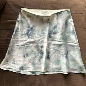 NWOT Satin blue tie dyed Abercrombie and Fitch skirt 🩵🤍